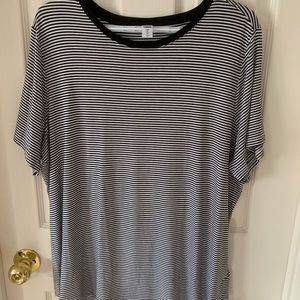 Old navy black and white stripped t shirt